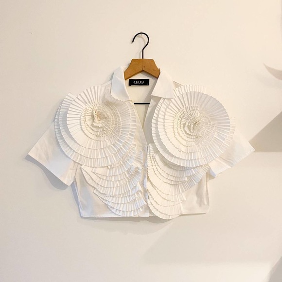 White unique crop top button - Picture 2 of 5